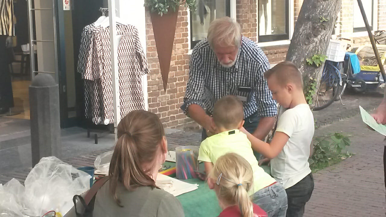 Bob begeleidt knutselen toestemming ouders verleend