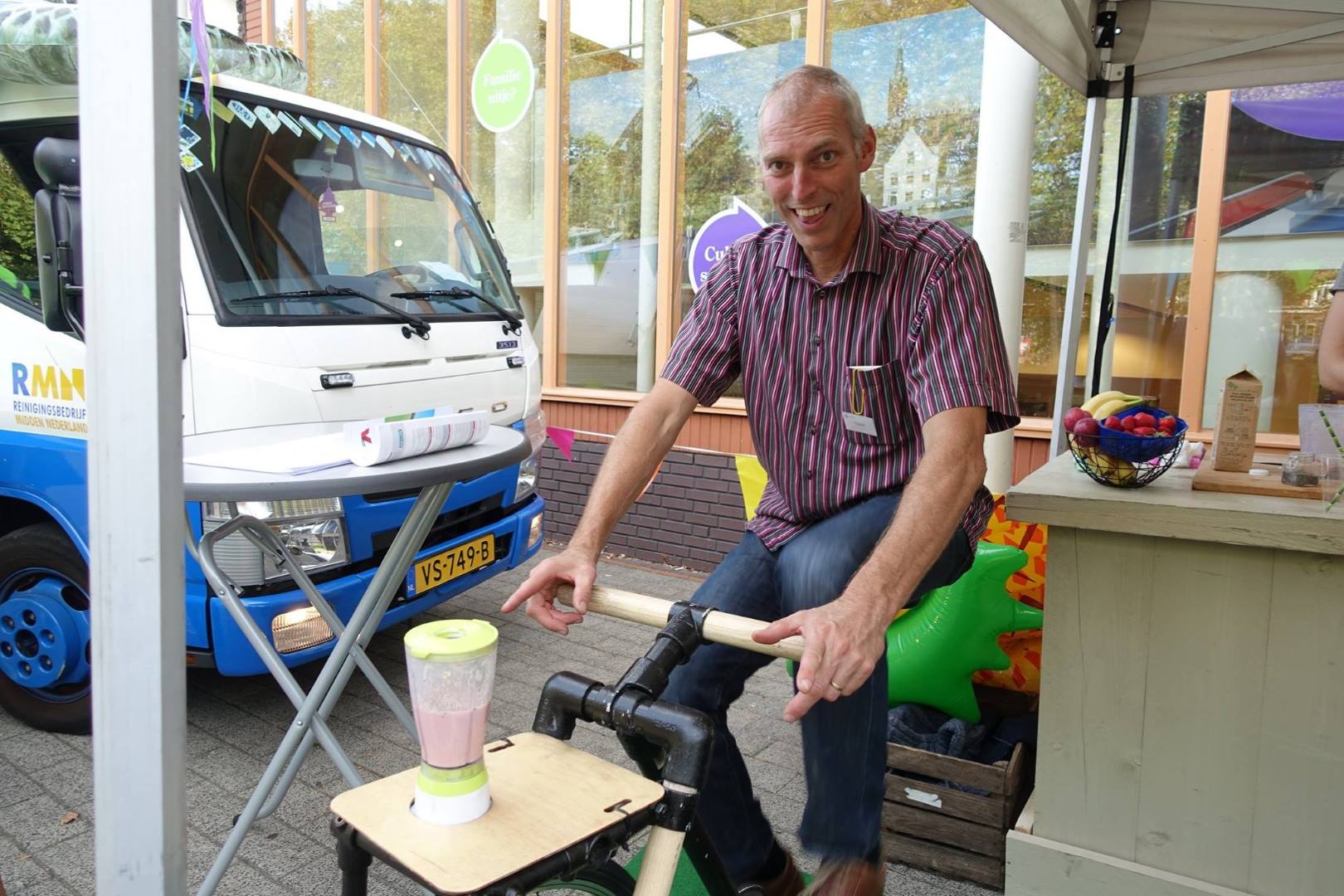 hans fietst een smoothie foto bernard brosi Groot