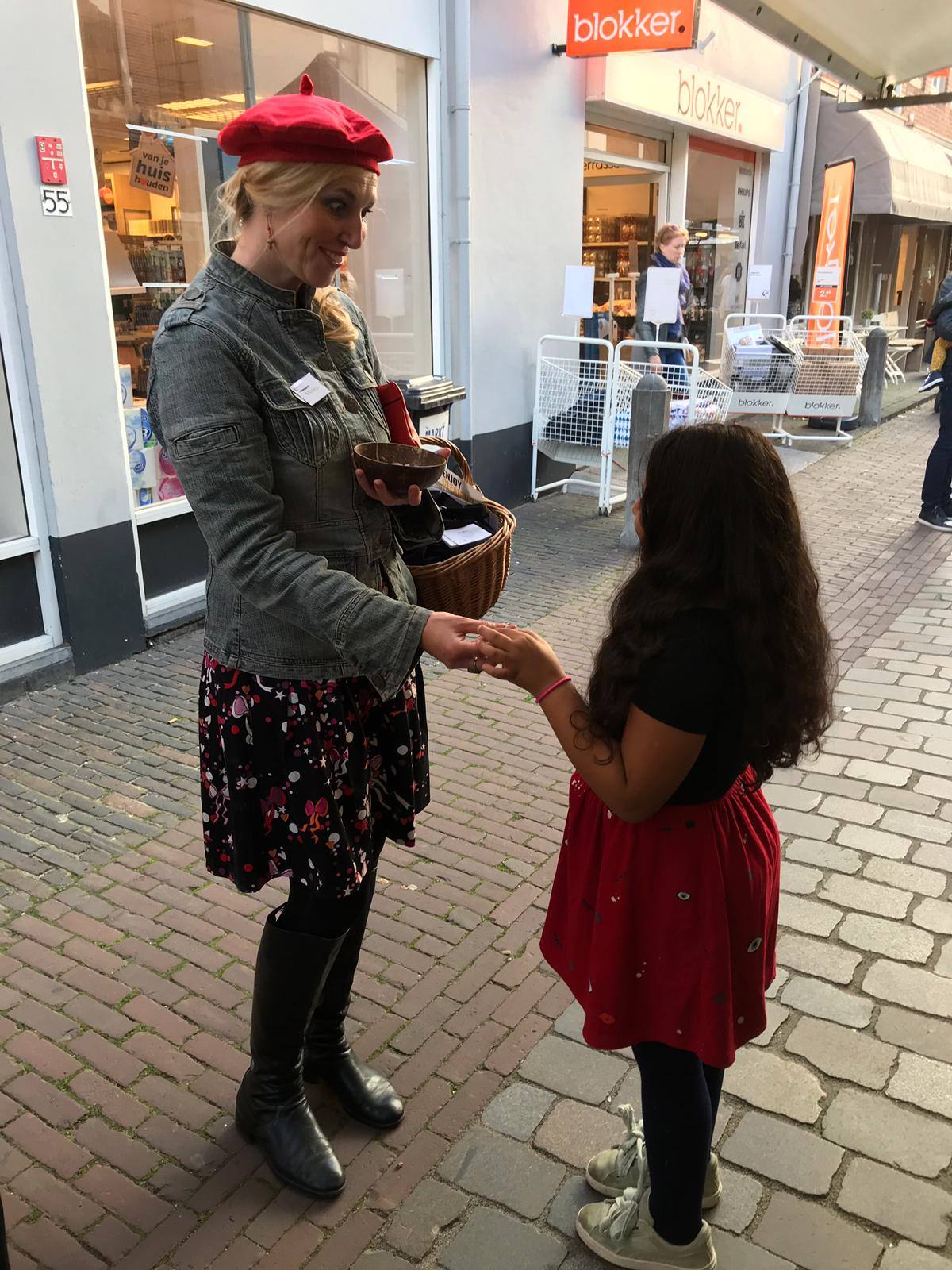 Minima Duurzaamheidskoningin deelt uit