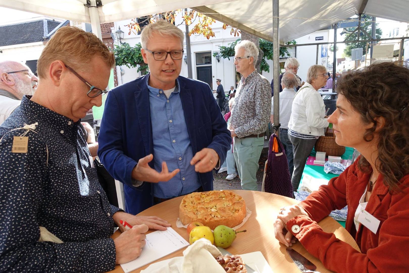 praten bij de appeltaart foto bernard brosi Groot